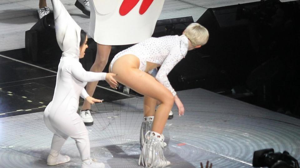 Miley Cyrus plácá trpaslík